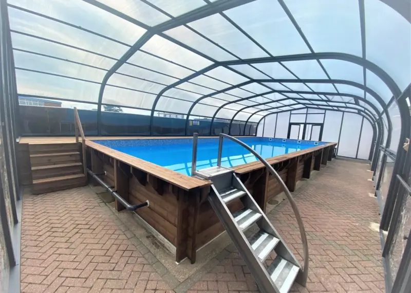 Sunsoka pool with enclosure - Arcus Products